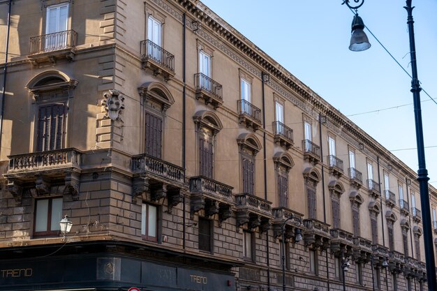 Un grande edificio con molte finestre e balconi