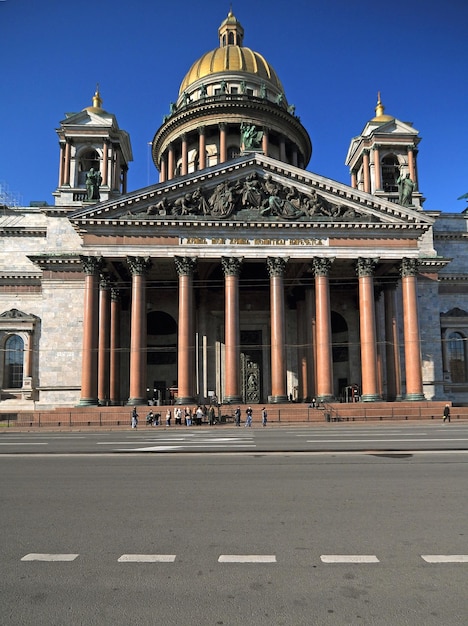 Un grande edificio con una cupola d'oro e una grande cupola sulla facciata.