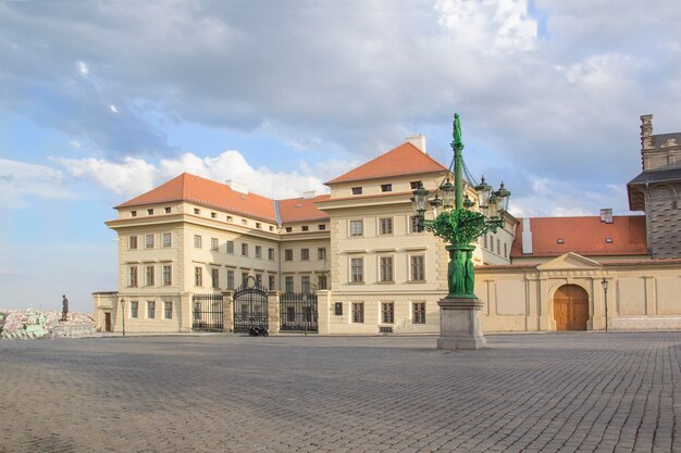 Un grande edificio con una statua verde davanti