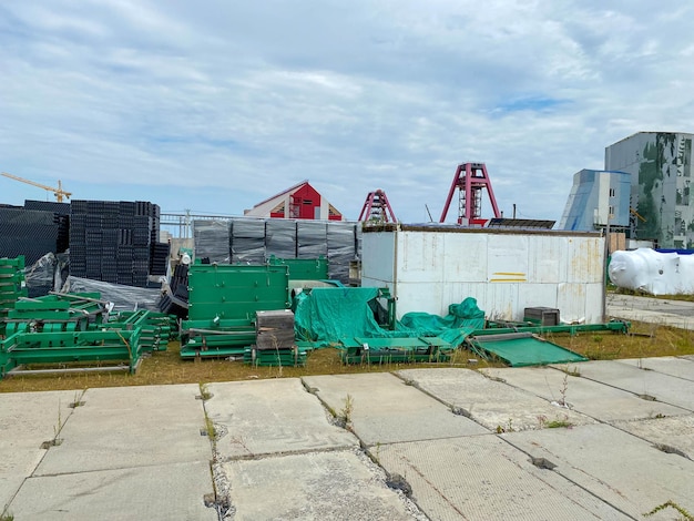 Un grande magazzino all'aperto in un cantiere edile un magazzino per attrezzature e materiali industriali