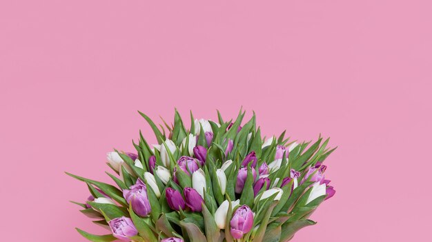 Un grande mazzo di fiori colorati di tulipani primaverili
