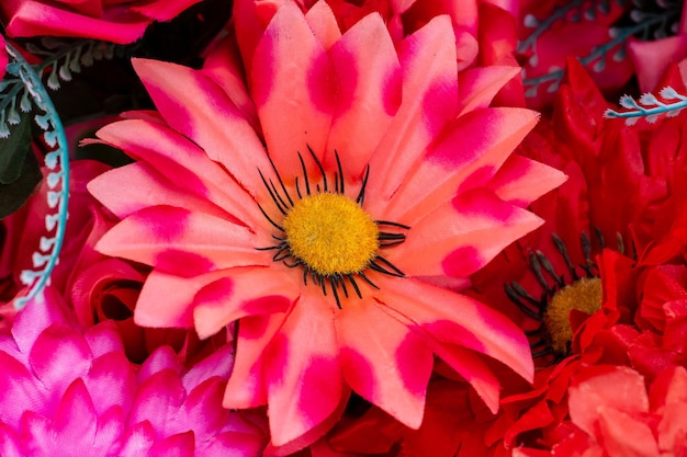 Un grande mazzo di fiori colorati per le vacanze Decorazione d'interni con fiori artificiali Il lavoro di un fioraio a un banchetto di veglia o matrimonio