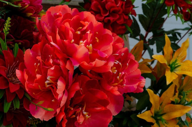 Un grande mazzo di fiori colorati per le vacanze Decorazione d'interni con fiori artificiali Il lavoro di un fioraio a un banchetto di veglia o matrimonio