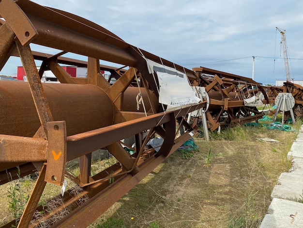 Un grande miscelatore industriale per un impianto chimico o un impianto di estrazione e lavorazione a cielo aperto per lo stoccaggio