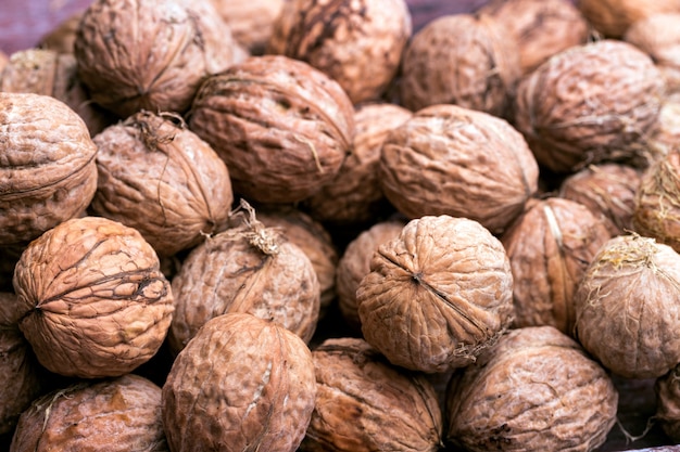 Un grande mucchio di noci fresche e utili