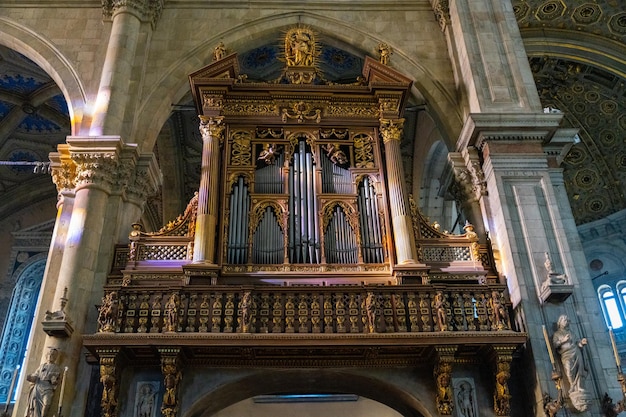 Un grande organo con rivestimento d'oro si trova in una chiesa