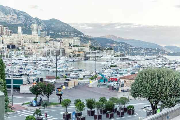 Un grande porto turistico con yacht costosi sullo sfondo del tramonto Bellissimo paesaggio Riposo attivo