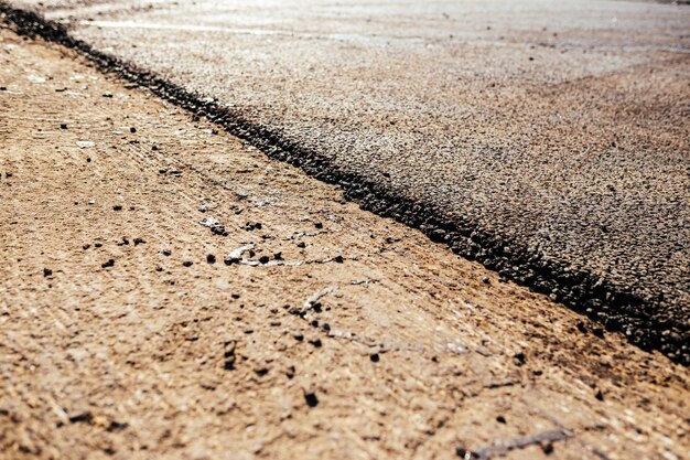 Un grande strato di asfalto caldo fresco Costruzione di strade Costruzione di una nuova strada