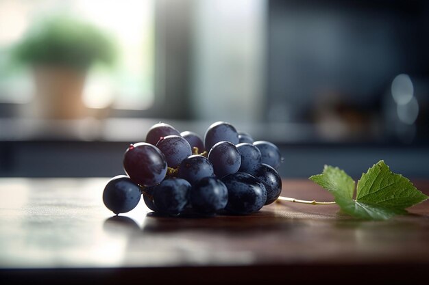Un grappolo d'uva su un tavolo di legno