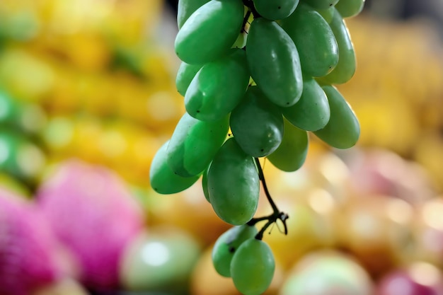 Un grappolo d'uva verde con la scritta a lato