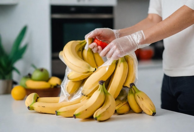 un grappolo di banane al mercato