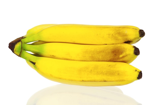 Un grappolo di banane mature isolate su uno sfondo bianco