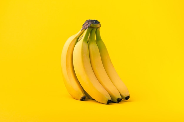 Un grappolo di banane su giallo