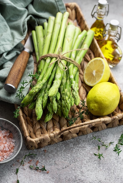 Un grappolo di gambi di asparagi crudi con diverse spezie