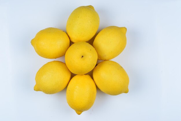 Un grappolo di limoni su uno sfondo bianco