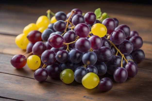 Un grappolo di uva fresca su un tavolo di legno in stile vintage.
