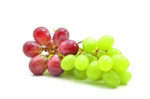 Un grappolo di uva rossa e verde isolato su sfondo bianco