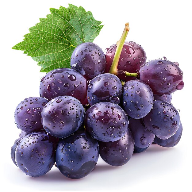 Un grappolo di uva viola un frutto senza semi su uno sfondo bianco