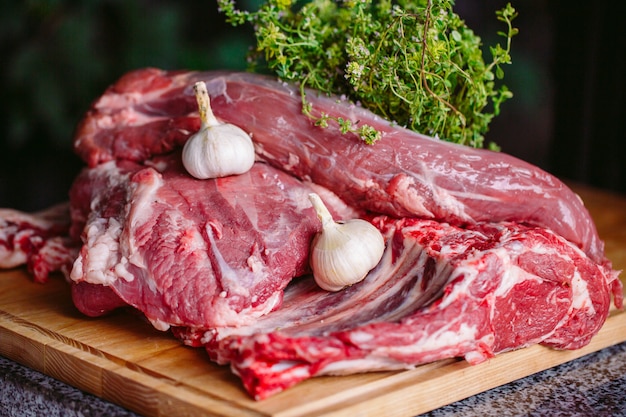 Un grosso pezzo di carne su un tavolo di pietra.