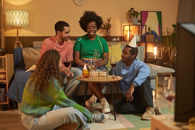 Un gruppo di amici che si godono un'accogliente festa di compleanno.