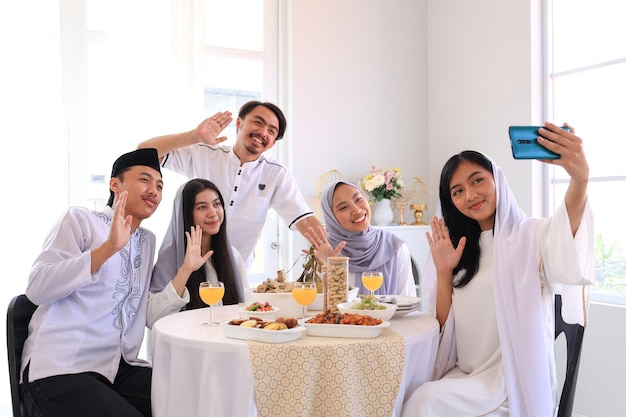 Un gruppo di amici che si scattano un selfie durante la celebrazione dell'Eid Al Fitr