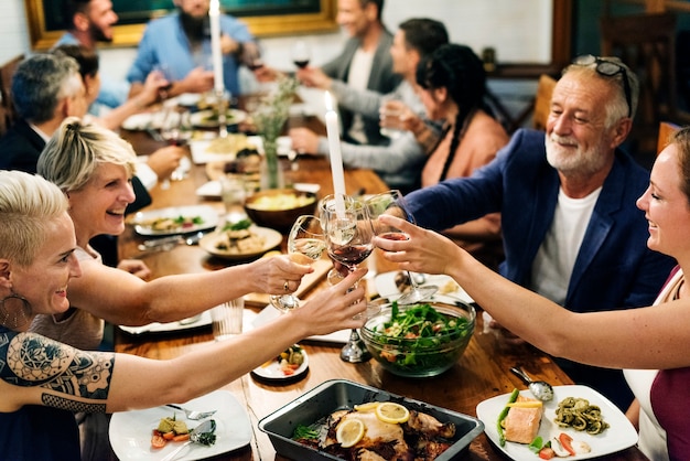 Un gruppo di amici diversi festeggia insieme