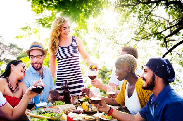 Un gruppo di amici diversi si stanno riunendo