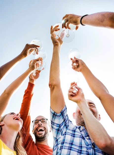 Un gruppo di amici diversi si stanno riunendo