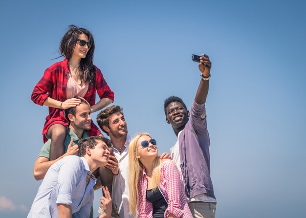 Un gruppo di amici fa un selfie