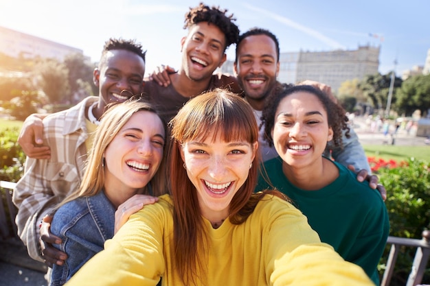 Un gruppo di amici felici che posano per un selfie in una giornata di primavera mentre festeggiano insieme all'aperto