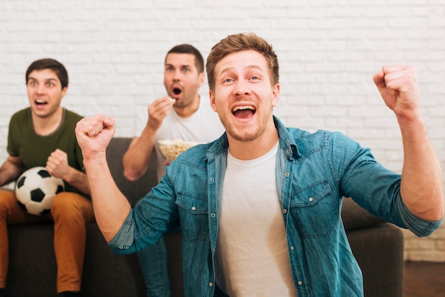 Un gruppo di amici guarda l&#39;evento sportivo