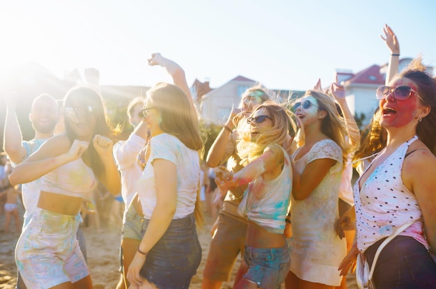 un gruppo di amici si diverte a ballare al festival holi Spring Beach Party Friendship Leisure Togethe