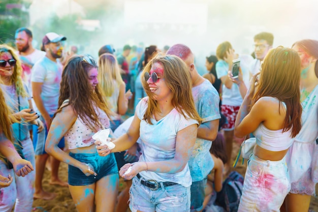 Un gruppo di amici si diverte a ballare al festival holi Spring Beach Party Friendship Leisure Together