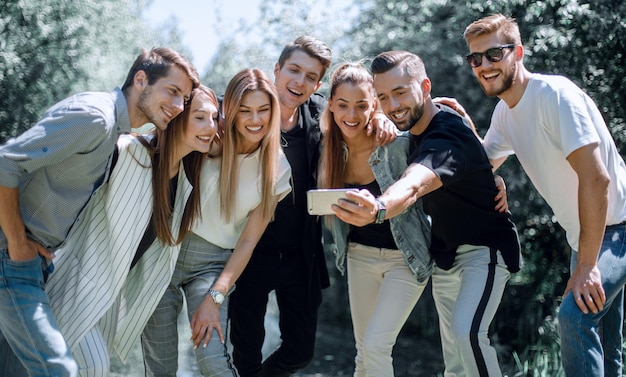 Un gruppo di amici si fa un selfie sullo sfondo della città Parkpeople e tecnologia