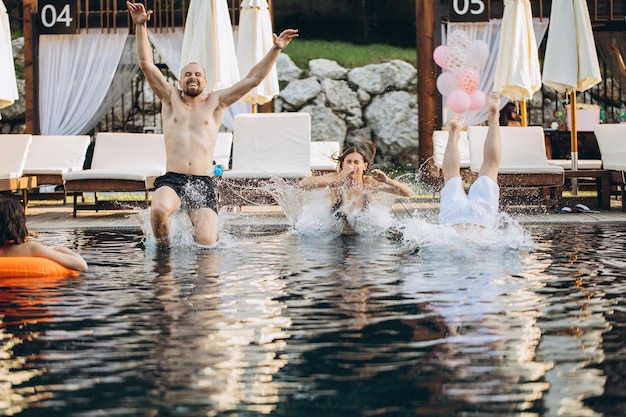 Un gruppo di amici si tuffa in piscina