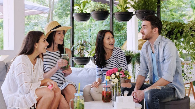 Un gruppo di amici sta chattando insieme al caffè