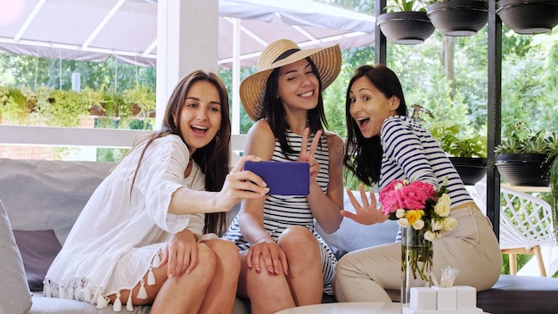 Un gruppo di amici sta chattando insieme al caffè