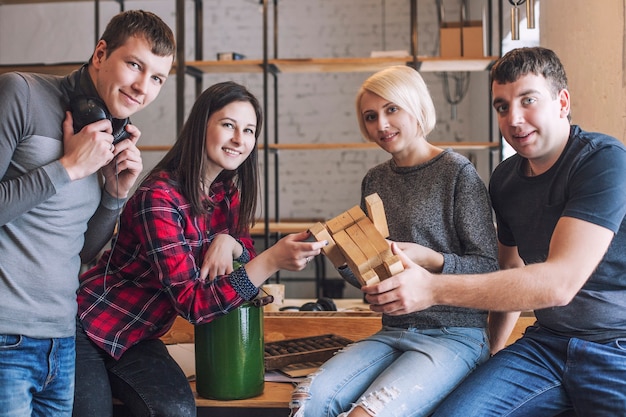 Un gruppo di amici studenti stanno facendo e discutendo idee creative nel loft