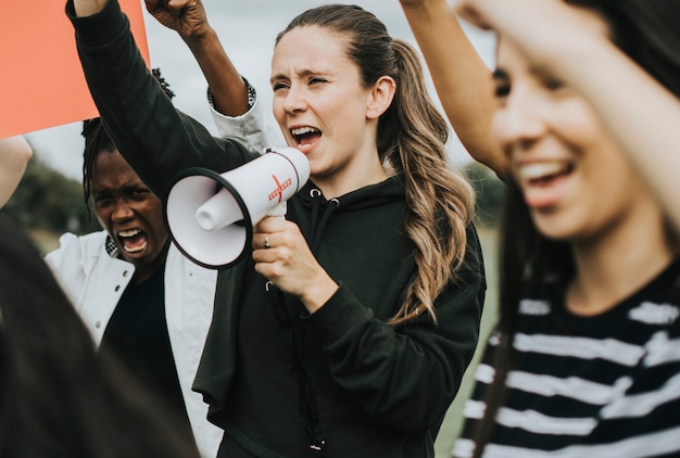 Un gruppo di attiviste donne sta protestando