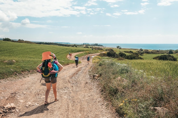 Un gruppo di backpackers cammina verso Lara Beach a Cipro