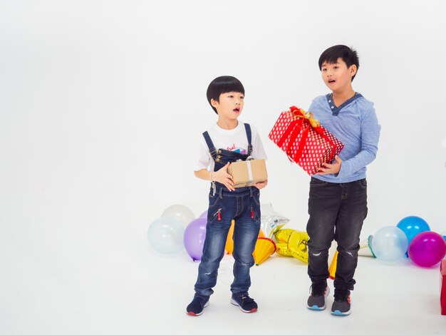 Un gruppo di bambini celebra la festa e si gode il divertimento di Natale insieme