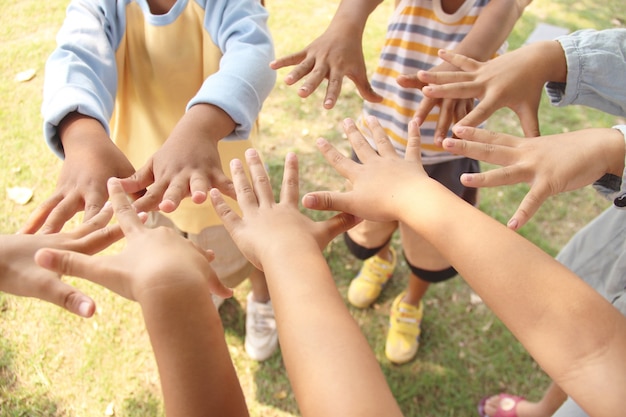 Un gruppo di bambini con le loro mani