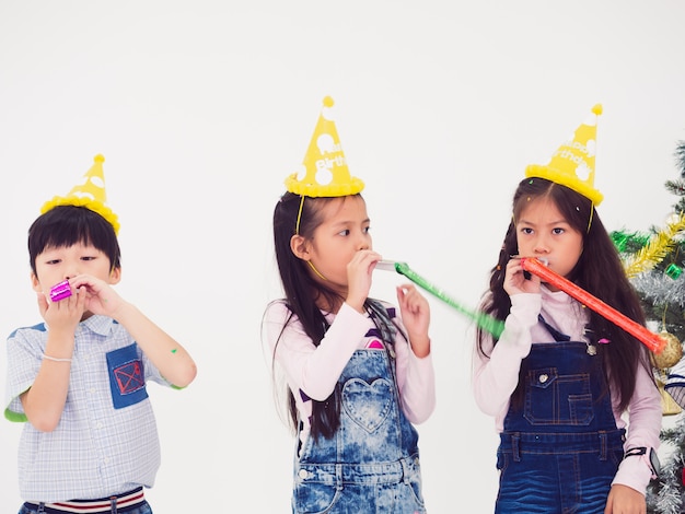 Un gruppo di bambini festeggiano la festa e si divertono insieme a Natale