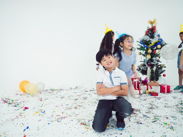 Un gruppo di bambini festeggiano la festa e si divertono insieme a Natale