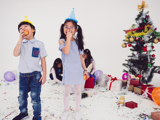 Un gruppo di bambini festeggiano la festa e si divertono insieme a Natale