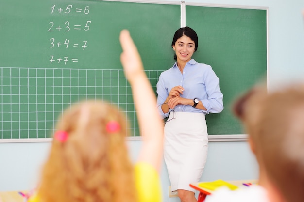 Un gruppo di bambini seduti ai banchi di scuola