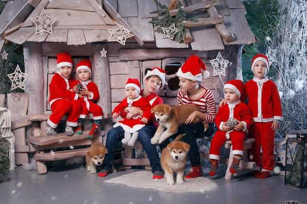 Un gruppo di bambini vestiti da aiutanti di Babbo Natale.