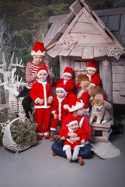 Un gruppo di bambini vestiti da aiutanti di Babbo Natale.