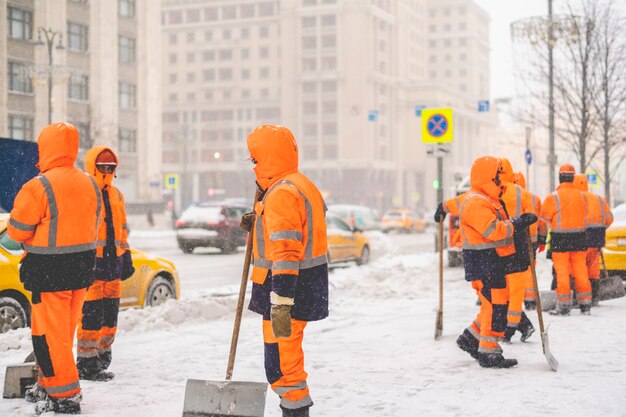 Un gruppo di bidelli della città si trova in una strada innevata