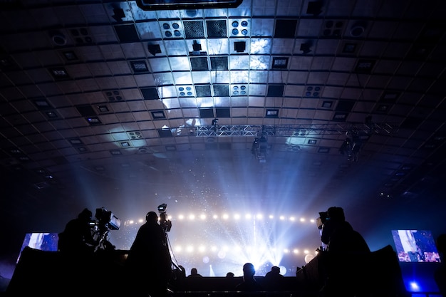 Un gruppo di cameramen al lavoro durante il concerto.